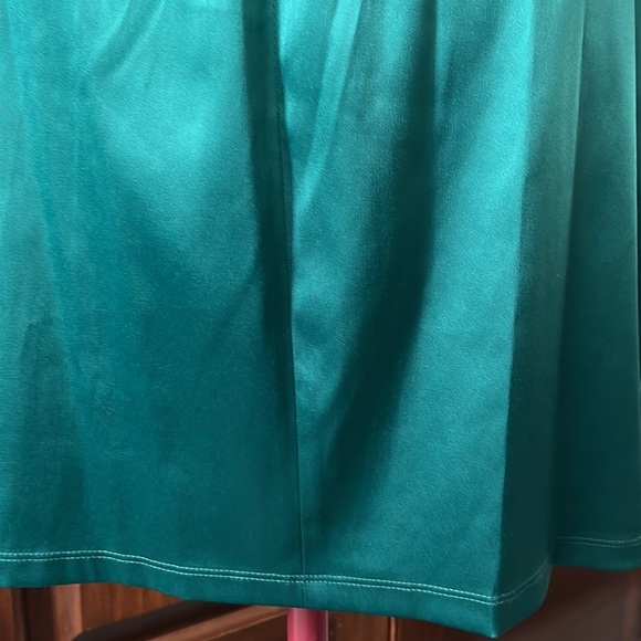 My Michelle  Holiday Emerald green Satin Dress   Off the shoulders   Size 11 NWT - Picture 11 of 11